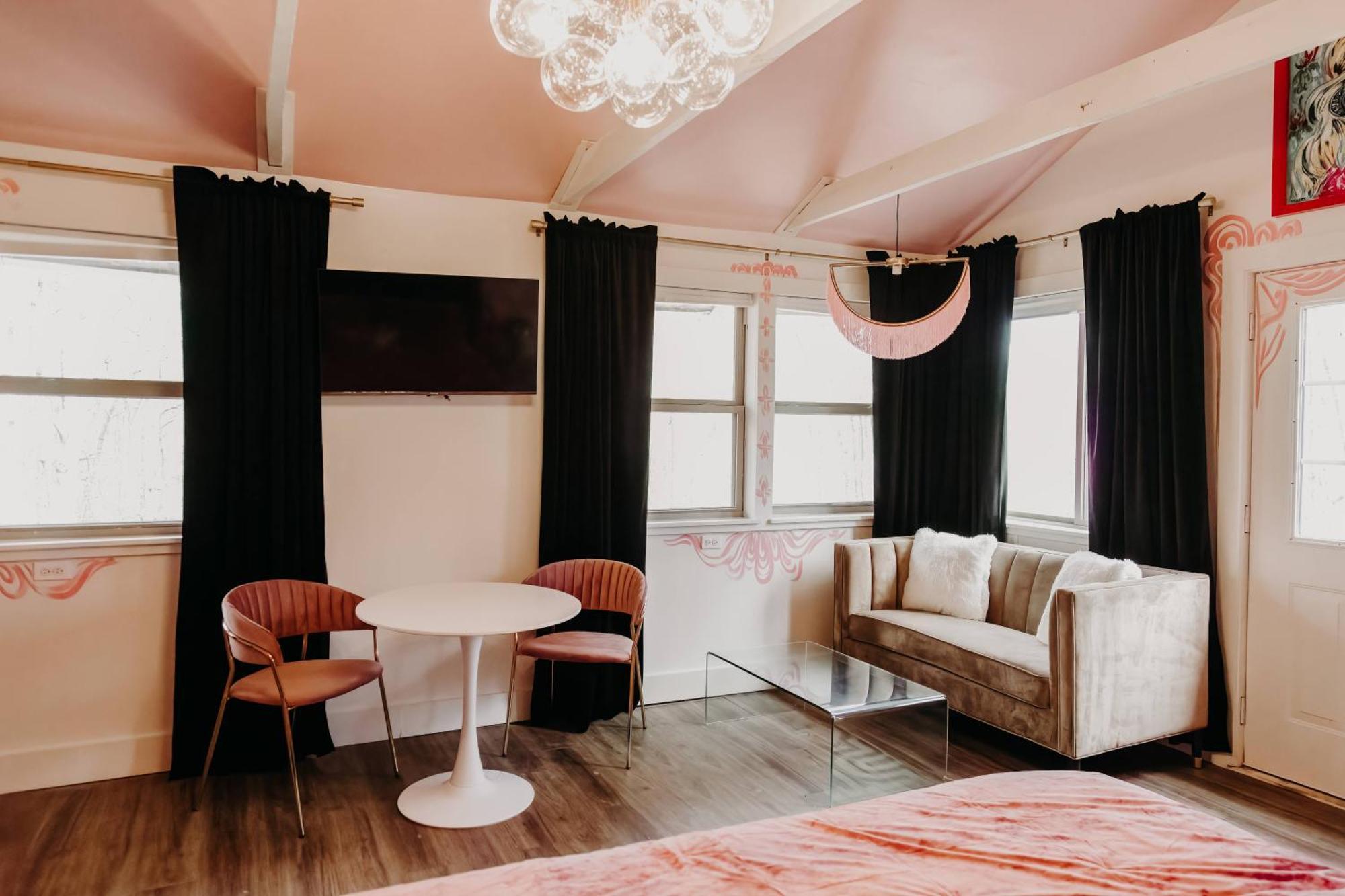 Camp Swann Hotel Tracy City Room photo