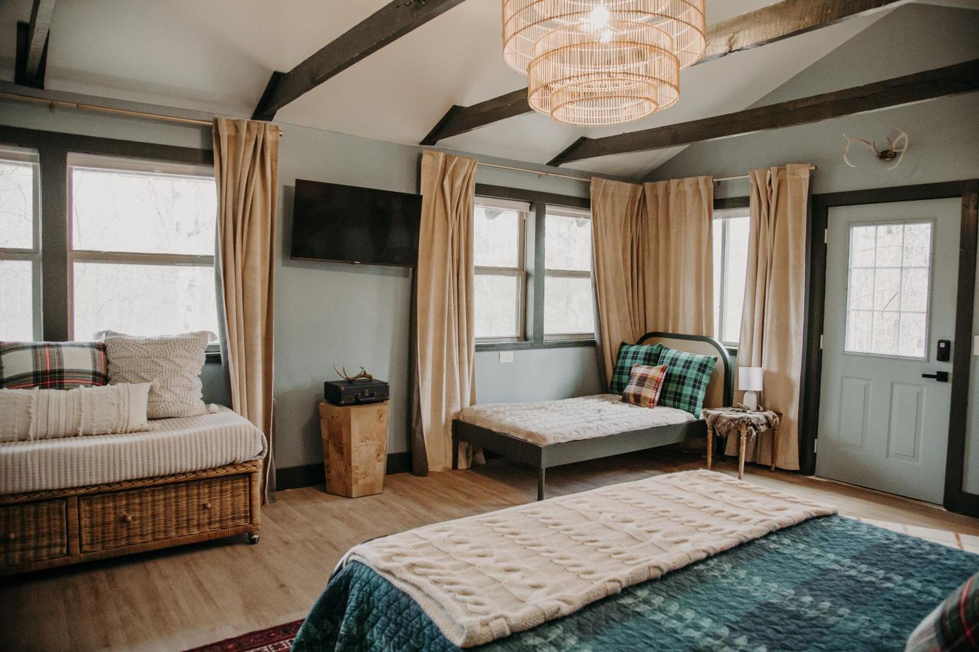Camp Swann Hotel Tracy City Room photo